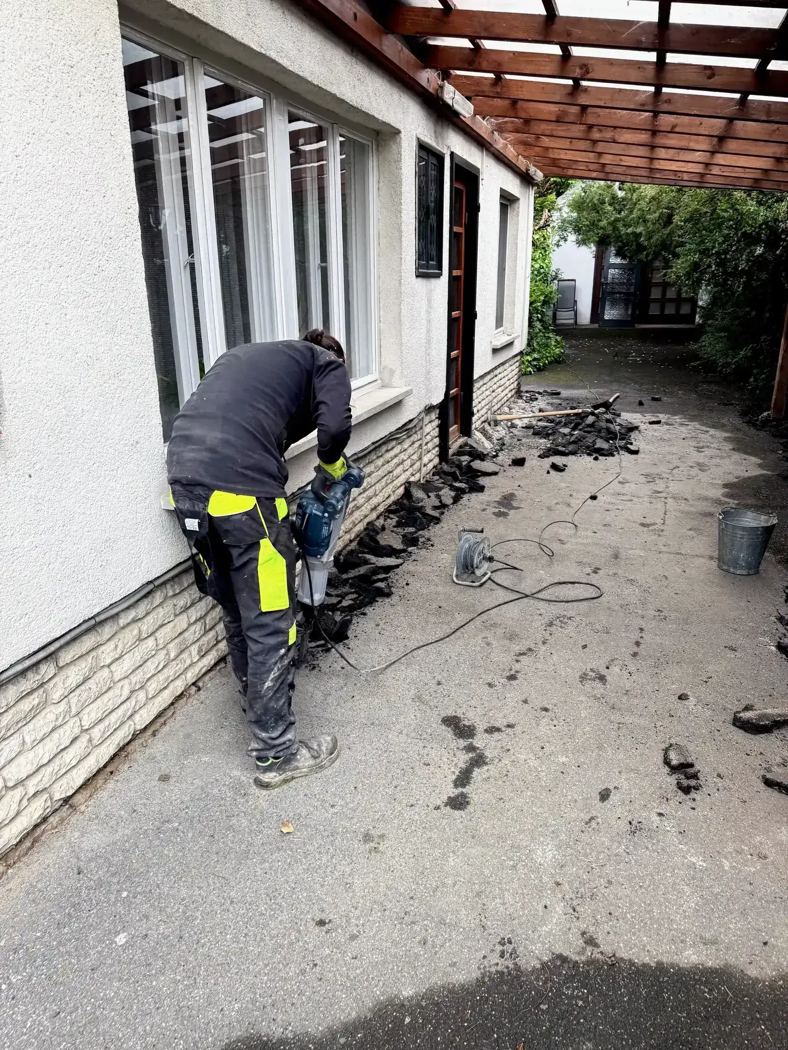 Kézi bontás az épületre nagy figyelmet fordítva