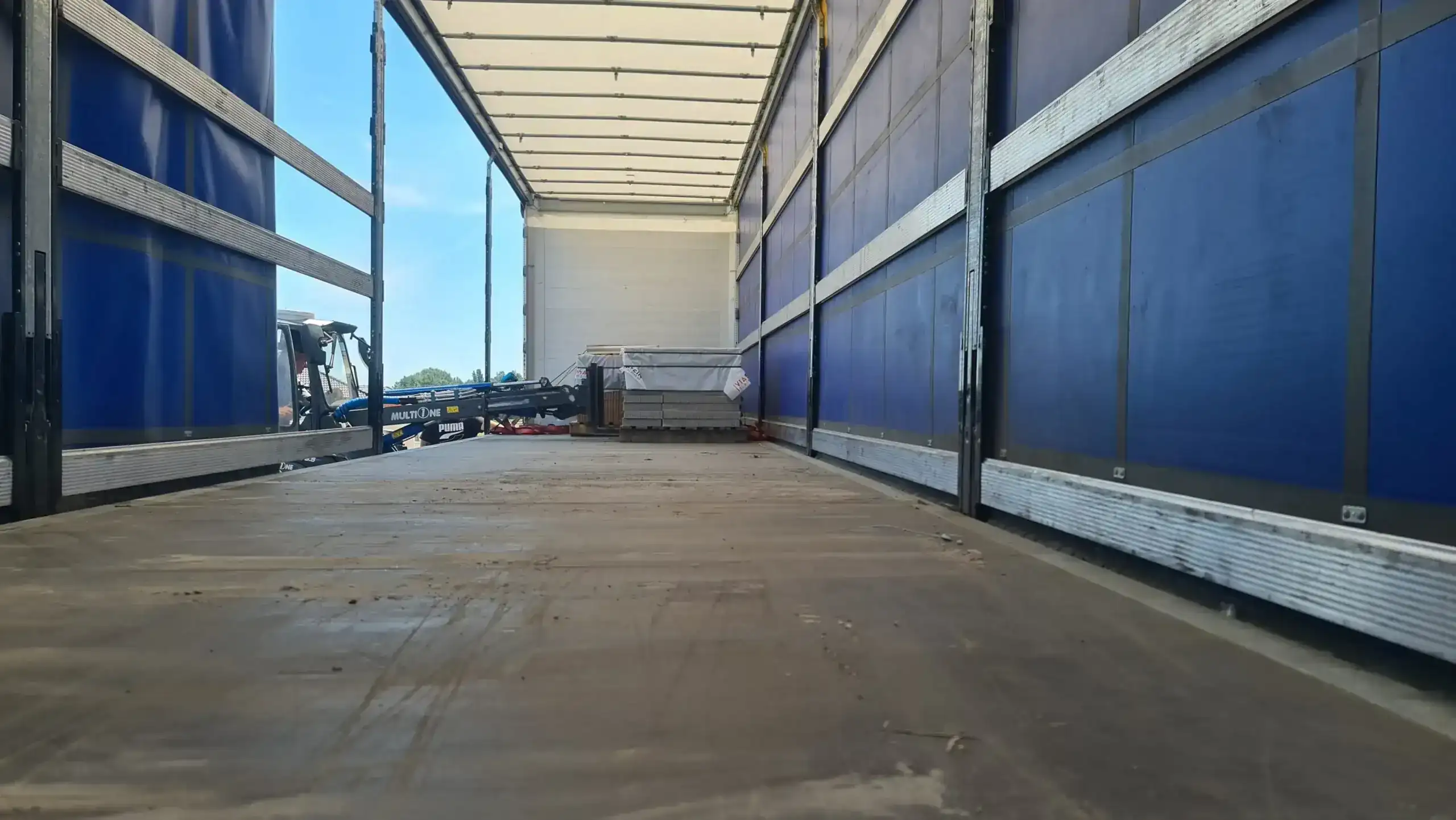 Kamionról rakodás szűkebb helyen